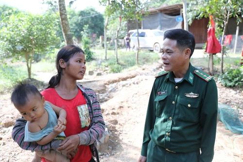 Chiến sỹ đồn biên phòng Làng Mô hỗ trợ người dân khi lũ rút