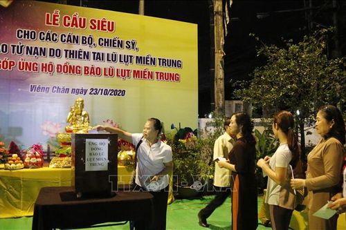 Cộng đồng người Việt Nam tại Lào cầu siêu cho các nạn nhân tử vong do lũ lụt miền Trung