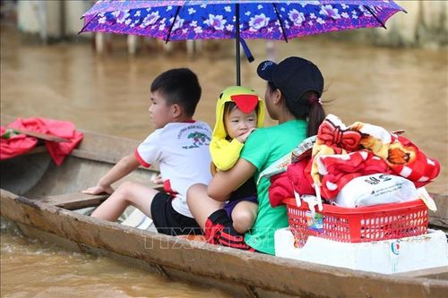 Các đại biểu Cháu ngoan Bác Hồ toàn quốc quyên góp ủng hộ trẻ em miền Trung