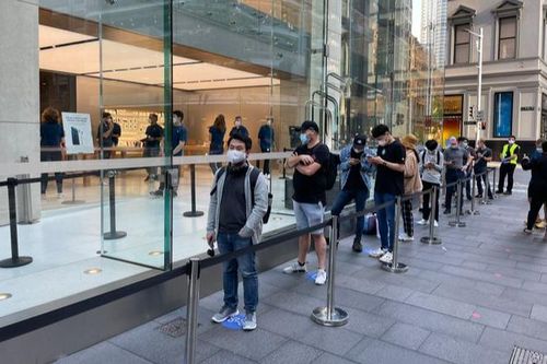 Bất chấp COVID-19, người hâm mộ Apple vẫn xếp hàng từ sớm đợi mua iPhone 12