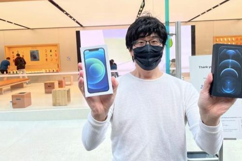 Người đầu tiên mua được iPhone 12 trên thế giới: Xếp hàng từ 11 rưỡi đêm, mua liền hai máy
