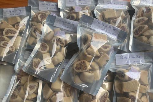 Nữ sinh viên ở Hà Nội tự tay làm 20kg bánh chả gửi bà con miền Trung