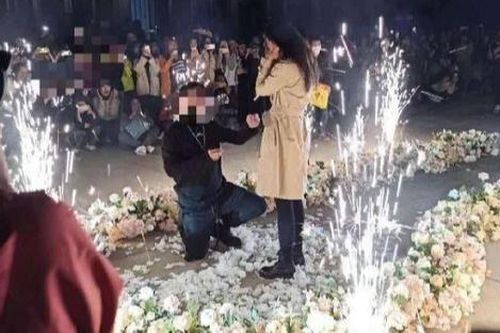 Thiếu gia đem 'xế xịn' cầu hôn thành công nữ sinh trong sự reo hò nhưng cái kết sau đó mới thực sự bất ngờ