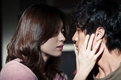 Han Hyo Joo bất ngờ đăng ảnh 'tình tứ' với So Ji Sub trong quá khứ