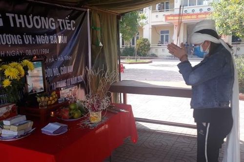 Vợ liệt sỹ lập bàn thờ chịu tang chồng trong khu cách ly