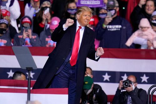 Clip: Dân mạng Tiktok thi nhau cover điệu nhảy lắc lư của Tổng thống Trump