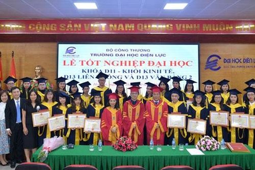 Trường Đại học Điện lực trao bằng tốt nghiệp cho sinh viên khối kinh tế