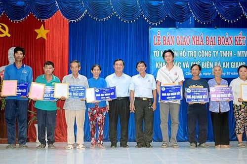 Châu Thành bàn giao 10 căn nhà Đại đoàn kết