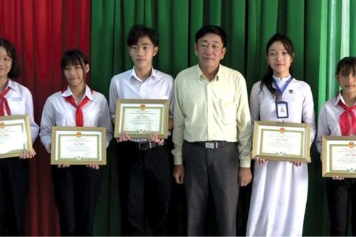 Khen thưởng học sinh biên giới đạt học bổng Kiến tạo