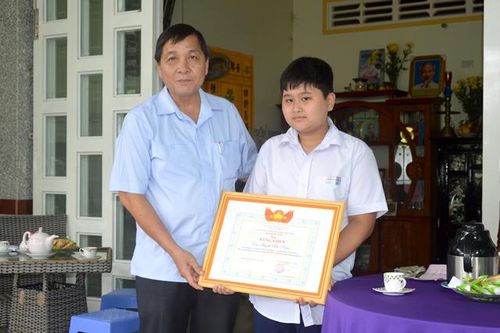 Khen thưởng đột xuất 2 học sinh dùng tiền tiết kiệm ủng hộ đồng bào miền Trung