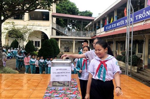 Học sinh bớt tiền ăn sáng quyên góp san sẻ yêu thương cùng đồng bào miền Trung