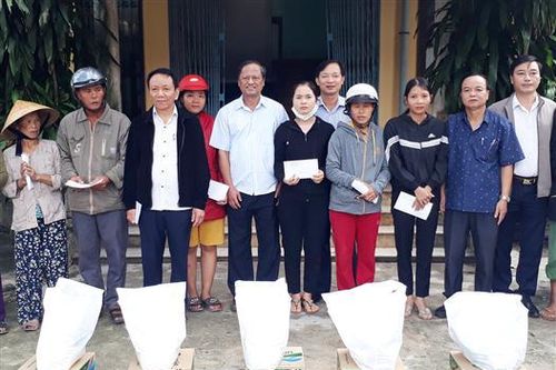 Hỗ trợ 300 suất cho người dân vùng bị thiệt hại nặng do lũ lụt tại Triệu Phong và Hải Lăng