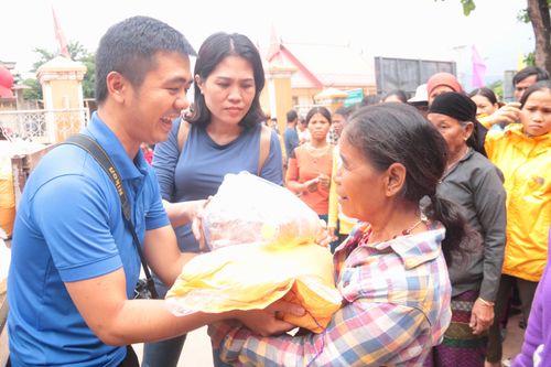 Chi đoàn Báo Quảng Trị phối hợp hỗ trợ cho người dân huyện Hướng Hóa bị ảnh hưởng lũ lụt