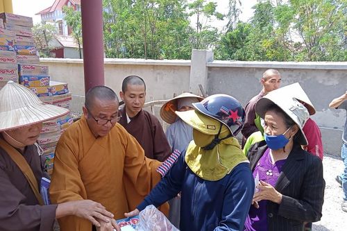 Trao quà cứu trợ tại Quảng Bình, nhà 'khuyến học'