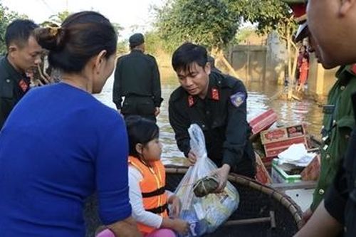 Trung đoàn CSCĐ Bắc Trung Bộ ra quân giúp đỡ đồng bào vùng lũ
