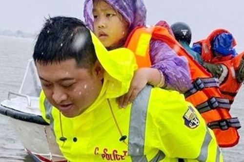Những chiến sĩ Công an, điểm tựa vững vàng giúp người dân vùng lũ