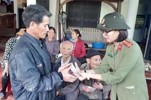 Cục Khoa học, chiến lược và Lịch sử Công an chia sẻ khó khăn với đồng bào miền Trung