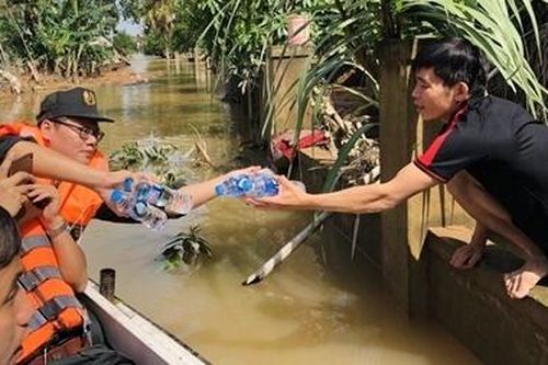 Trung đoàn CSCĐ Bắc Trung Bộ tặng quà, giúp nhân dân khắc phục bão lũ