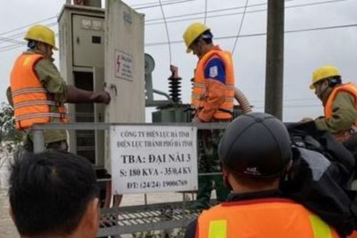 Điện lực Hà Tĩnh nỗ lực cấp điện trở lại cho người dân sau mưa lũ