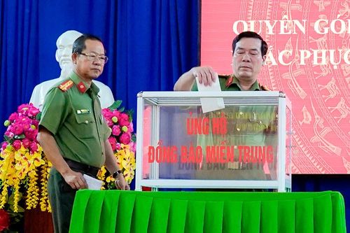 Công an Bình Phước ủng hộ tiền và gói bánh tét gửi đồng bào miền Trung