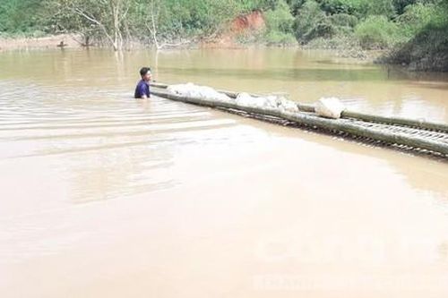 Thủy điện tự ý tích nước gây họa cho dân