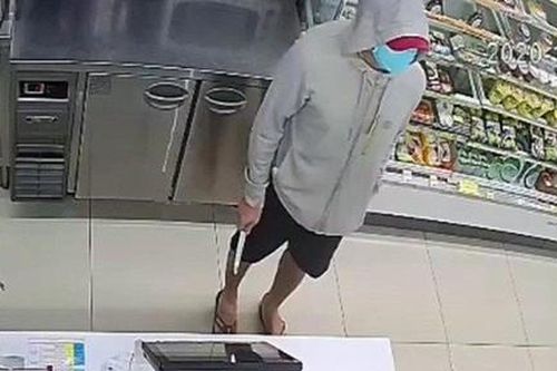 TPHCM: Bắt kẻ cầm dao khống chế nhân viên cửa hàng, cướp tiền