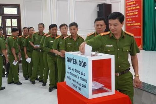 Công an tỉnh Long An quyên góp hỗ trợ đồng bào miền Trung