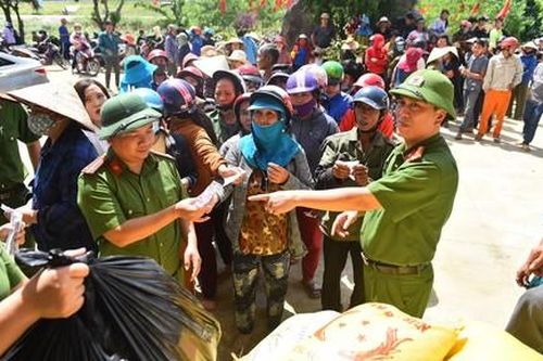 Cục CSĐT ma túy tặng quà người dân vùng lũ Quảng Bình