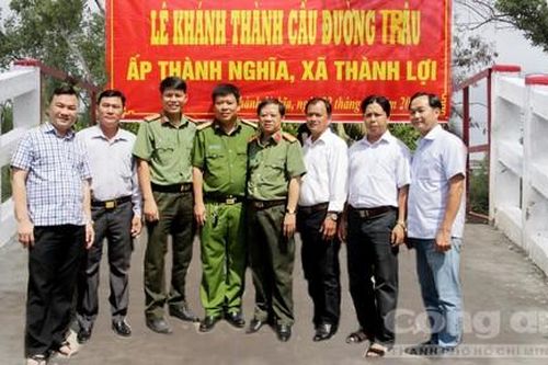 Trao nhà, khánh thành cầu, tặng quà cho người dân miền Tây
