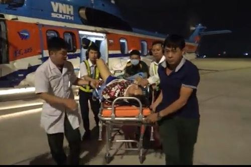 Trực thăng đưa 2 quân nhân gặp nạn trên đảo Sinh Tồn về đất liền cấp cứu