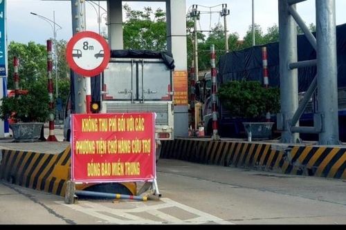Tạm dừng thu phí trạm BOT với xe chở hàng cứu trợ về 'rốn lũ' miền Trung