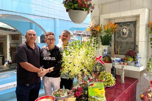 Diễn viên Lê Tuấn Anh, Trịnh Kim Chi tới thắp hương, tưởng nhớ Lê Công Tuấn Anh