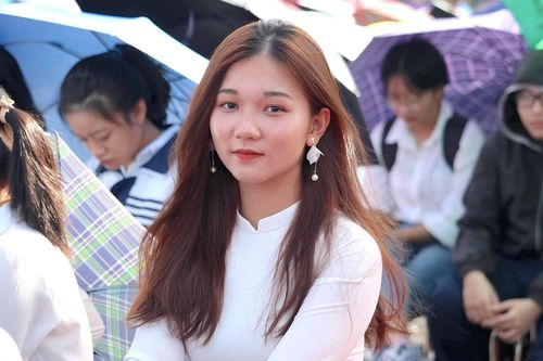 Hút hồn vẻ đẹp nữ sinh Đại học Sư phạm Hà Nội trong tà áo dài ngày khai giảng