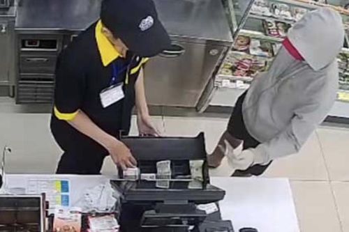 Bắt kẻ cướp tiền trong cửa hàng tiện lợi