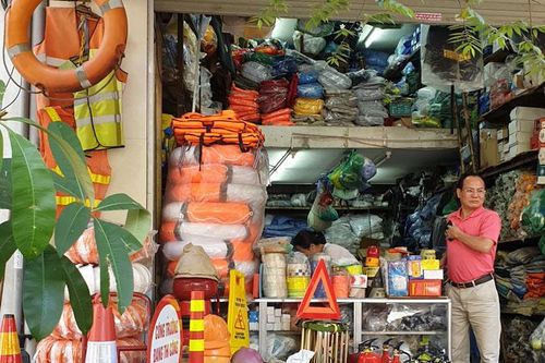 Nhu cầu tăng mạnh, áo phao tăng giá gấp 2, 3 lần