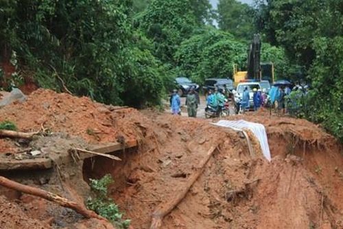 Nhiều tuyến đường tại miền Trung chưa thể lưu thông do mưa lũ