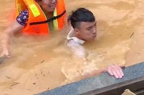 Quặn lòng giọt nước mắt của người dân vùng lũ và những hình ảnh xúc động tới tận tâm can