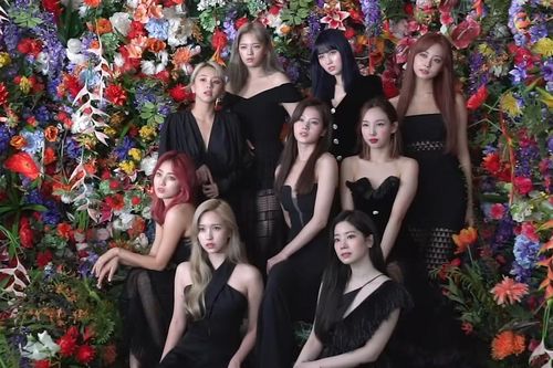 Cũng biến váy thành áo mà stylist của TWICE lại bị chê cắt xẻ đồ hiệu gây khó hiểu, vô lý