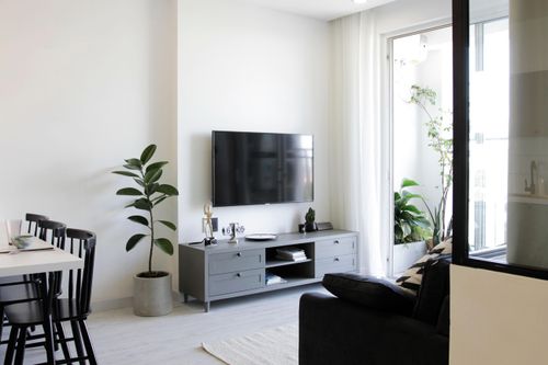 Căn hộ tối giản có điểm nhấn là những bức tường kính