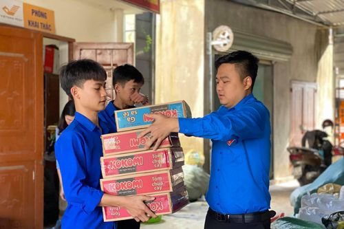 Học sinh, giáo viên ủng hộ sách vở cho trẻ em vùng lũ
