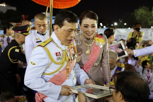 Vua và hoàng hậu Thái dự lễ tưởng nhớ cố vương Rama V giữa bất ổn