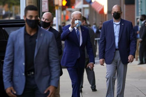 TT Trump ráo riết tổ chức vận động, ông Biden phản đòn bằng Covid-19