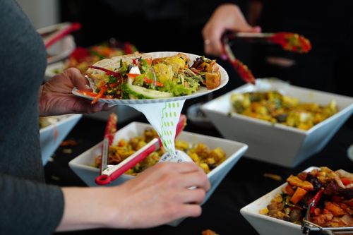 Nhà hàng trên thế giới phạt khách lãng phí đồ ăn thế nào?