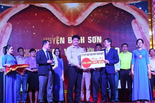 Quảng Ngãi: Vận động quỹ 'Vì người nghèo' và nhân dân vùng lũ