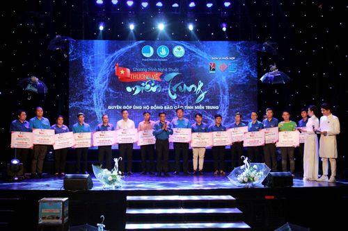 TP.HCM: Đêm nghệ thuật 'Thương về miền Trung' quyên góp hơn 3 tỉ đồng ủng hộ đồng bào bị lũ lụt