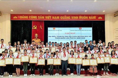 Bộ Giáo dục và Đào tạo trao Bằng khen tặng 63 'Cháu ngoan Bác Hồ'