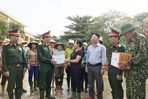 Thứ trưởng Bộ Quốc phòng Nguyễn Tân Cương thăm, tặng quà nhân dân vùng lũ Quảng Bình