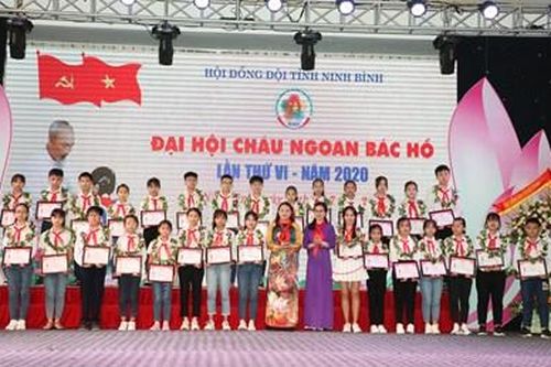 Hoa thơm dâng Bác