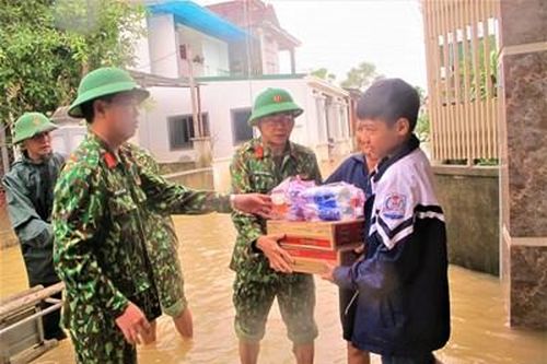 Nỗ lực cung ứng hàng hóa cho người dân vùng lũ