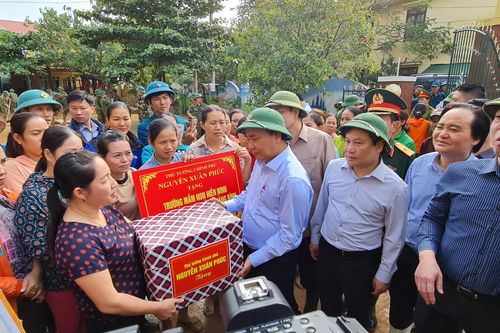 Thủ tướng Nguyễn Xuân Phúc làm việc với các tỉnh miền Trung về khắc phục hậu quả cơn lũ lịch sử